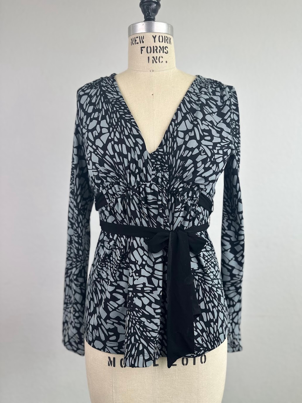 BCBGMAXAZRIA Wrap Top Black Gray Abstract Print Long Sleeve XS